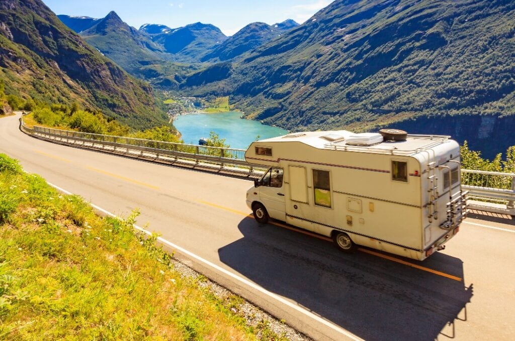 Geiranger Fjord und Wohnmobil auf der Straße, Norwegen.