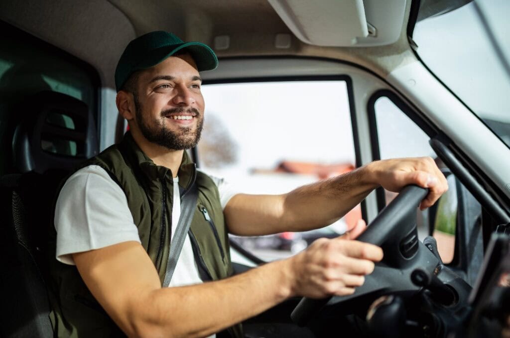 Junger Mann, der im Abschleppdienst arbeitet und seinen LKW fährt.