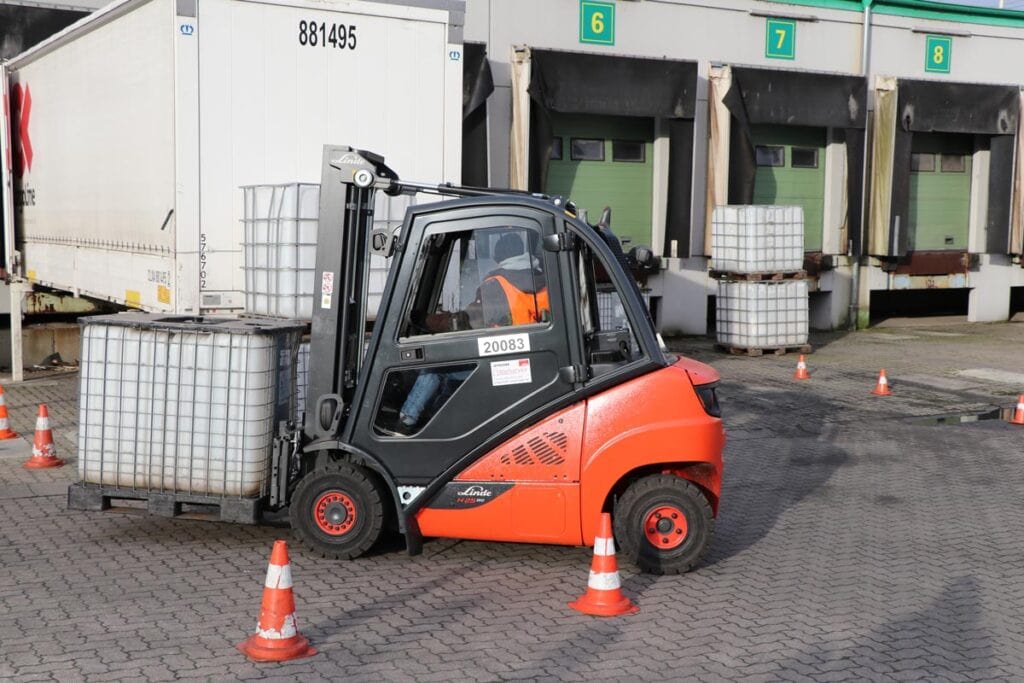 Fahrübungen mit dem Gabelstapler
