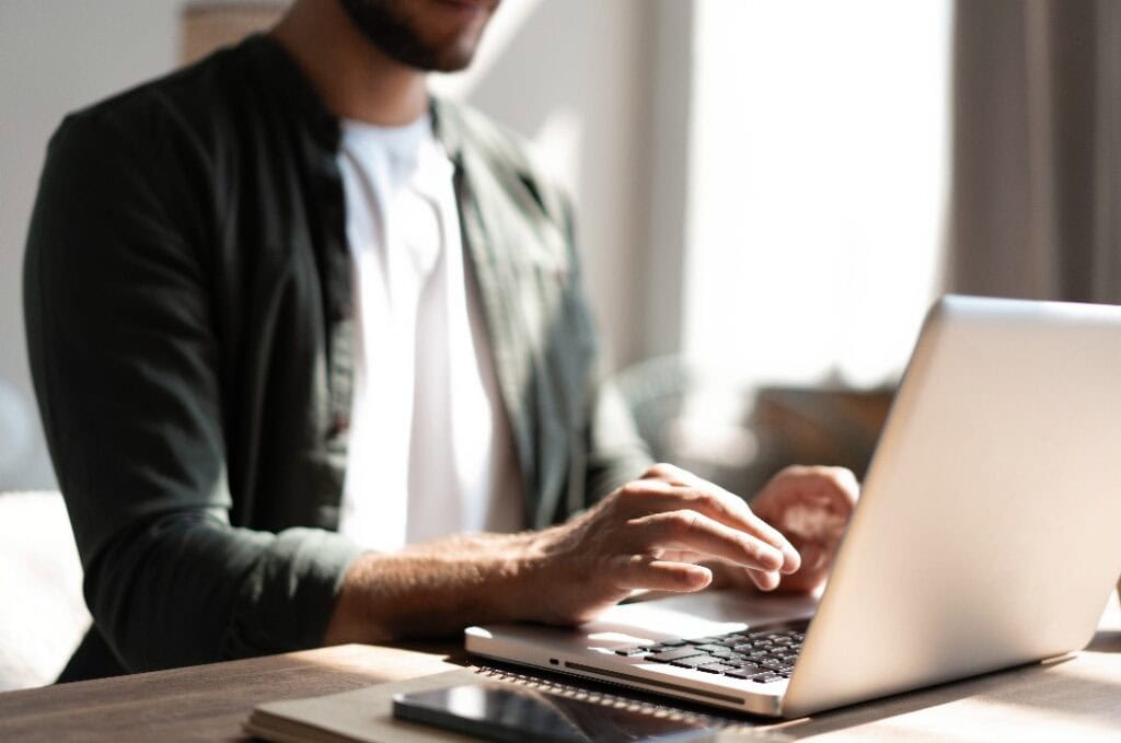 Mann sitzt an einem Laptop und übt für einen EDV-Kurs